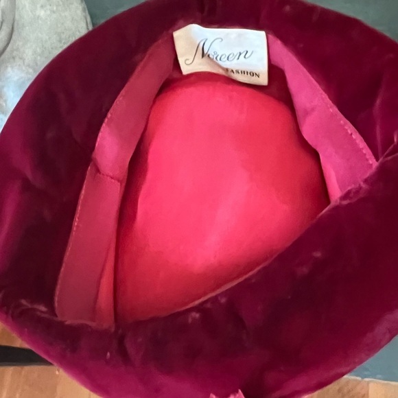 Vintage Noreen Fashion l. Magnin red velvet beret hat with a ribbon bow